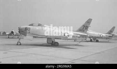 United States Navy / United States Marine Corps North American FJ-4B Fury, BuNo. 141469, 60, of 7 Naval Air Reserve Training Unit in Naval Air Station New York / Floyd Bennett Field (Einheitencode 7R). FJ-4B 141469 wurde am 1. Dezember 1962 in der Nähe von NAS New York abgeschrieben. Stockfoto