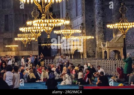 Istanbul, Türkei, Türkiye. Hagia Sophia-Touristen, die sich in der Moschee ausruhen. Stockfoto