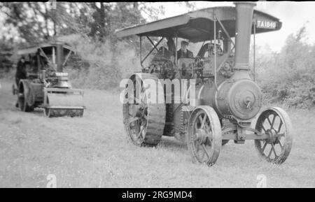 Burrell Devonshire Universal Traction Engine TA1849 Jellicoe (msn 3368), mit Coeur De Lion 5nhp Engine, gebaut 1913, auf einer 1959 Walford Cross Auktion. Mit Aveling & Barford Steam Roller YA2197. (Charles Burrell & Sons waren Hersteller von Dampfloktomotoren, Landmaschinen, Dampffahrzeugen und Dampflokomotiven. Das Unternehmen hatte seinen Sitz in Thetford, Norfolk, und Betrieb von den St.-Nicholas-Werken in Minstergate und St.-Nicholas-Straße aus, von denen einige heute noch bestehen). (Aveling-Barford war ein großes Ingenieurunternehmen, das Straßenwalzen, Motorgrader, Frontlader, Baustellenlader, Müllkippen herstellte Stockfoto