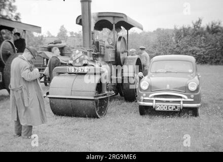 Babcock und Wilcox 6 Tonnen Dampfwalze YB7976 Toby (msn 95/4009). Gesehen mit einem 1955 Standard 10 Motorwagen 200CPJ bei einer 1959 Walford Cross Auktion. Erbaut im Jahr 1925 nach dem Design von Herrn Clayton & Shuttleworth Ltd., der 1924 von Babcock & Wilcox übernommen wurde. YB7976 ist eine von acht Lieferungen an W W W Buncombe in Highbridge, Somerset im Januar 1926, wo es bis 1966 arbeitete. Nur fünf Babcock & Wilcox Walzen überleben, zwei 6-Tonnen- und drei 10-Tonnen-Modelle. (Babcock & Wilcox (B&W) begann 1867 mit einem Patent, zwei Freunden und einem unerschütterlichen Engagement für zuverlässige und effektive Innovationen. Wann Stockfoto