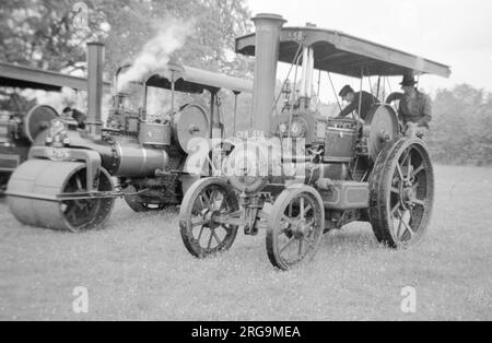 Burrell Road Tractor CYB558 bei Walford Cross, nahe Taunton, mit der 1926 Babcock und Wilcox 6 Tonnen Dampfwalze - Toby. Werk Nr. 95/4009 - Reg. Nein YB 7976 (Charles Burrell & Sons waren Hersteller von Dampfloktomotoren, Landmaschinen, Dampffahrzeugen und Dampflokomotiven. Das Unternehmen hatte seinen Sitz in Thetford, Norfolk, und Betrieb von den St.-Nicholas-Werken in Minstergate und St.-Nicholas-Straße aus, von denen einige heute noch bestehen). Stockfoto