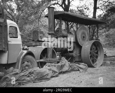 Aveling und Porter Steam Roller UR1881, gebaut ca. 1929, in Ferndown in Dorset. (Aveling und Porter waren ein britischer Hersteller von Landmaschinen und Dampfwalzen (Straßenwalzen). Thomas Aveling und Richard Thomas Porter traten 1862 eine Partnerschaft auf und entwickelten drei Jahre später im Jahr 1865 eine Dampfmaschine. Anfang der 1900er Jahre war das Unternehmen der weltweit größte Hersteller von Dampfwalzen (Straßenwalzen). Stockfoto