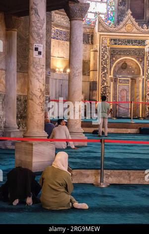 Istanbul, Türkei, Türkiye. Hagia Sophia. Weibliche Besucher in Sektion reserviert für Femail-Gläubige. Der Mihrab ist im rechten Hintergrund. Stockfoto