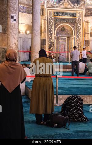 Istanbul, Türkei, Türkiye. Hagia Sophia. Frauen, die sich dem Mihrab stellen, beten in der Sektion, die für Frauenhederer reserviert ist. Stockfoto