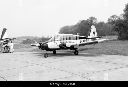 Piper PA-23-160 Apache G-APZE (msn 23-1870) des Automobilverbandes Biggin Hill. Stockfoto