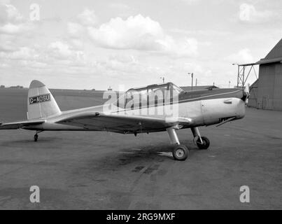 De Havilland DHC-1 Chipmunk G-AOSU (msn 0217 - ex RAF WB722) am Flughafen Newcastle. Im Jahr 1977 befand sich dieses Flugzeug im Staverton im Umbau auf den Supermunk-Prototyp, angetrieben von einem 180hp-Lycoming-Motor, als die Arbeiten eingestellt wurden. Gekauft von der Royal Air Force Gliding and Soaring Association (RAFGSA), zusammen mit Vorrichtungen, Werkzeugen, Papierkram und Rechten für die Konvertierung. Die „OSU“ wurde fertiggestellt, und die RAFGSA führte eine Reihe weiterer Umbauten durch, die als Segelschlepper in den RAFGSA-Clubs eingesetzt werden sollten. Stockfoto