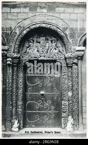 Die prunkvolle Prior's Door in Ely Cathedral, Ely, Cambridgeshire. Eine aus dem 12. Jahrhundert geschnitzte Tür verbindet die Kathedrale mit dem mittelalterlichen Kloster. Die zentrale Schnitzerei, die vermutlich bis 1135 zurückreicht, zeigt Christus in Majestät. Seine rechte Hand wird im Segen erhoben, und seine linke Hand hält das Buch mit den Siegeln, den Rekord über gute und böse Taten. Um die Tür herum zeigen einige der Schnitzereien die Zeichen des Zodiac, eine Erinnerung, dass dies das Tor zum Himmel war. Stockfoto