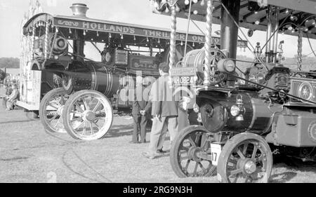 Burrell Showman's Road Locomotive, Regn. AY 9682, Nummer 3093, "Dreadnought". Erbaut im Jahr 1909 von Charles Burrell & Sons of Thetford, Norfolk, angetrieben von einer Dampfmaschine mit 8 NHP. Zusammen mit Burrell Showman's Tractor, Regn. AH 0824, Nummer: 3868, 'Island Prince', gebaut 1920, mit einer 4 NHP-Dampfmaschine. Stockfoto