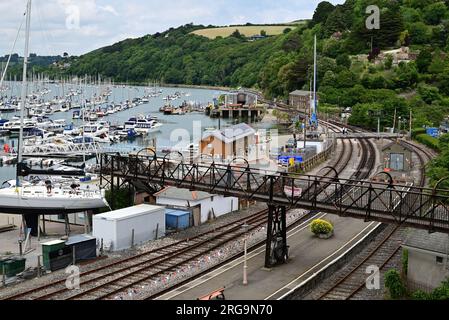 Kingwear Station auf der Dartmouth Dampfeisenbahn, neben Booten, die auf dem Fluss Dart festgemacht sind. Stockfoto