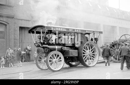 Bei einer Motorenrallye vor dem Museum of Science and Technology in der Newhall Street, Birmingham:- Burrell Showmans Road Locomotive, Regn. J 3471, Nummer 3471, der 1913 gebaute Rover, angetrieben von einer 6 NHP-Kombi-Dampflokomotive. Stockfoto