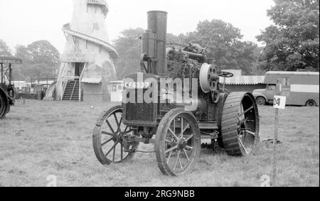 Walsh & Clark Pflügen-Motor, Regn. CF6537. Der Pflügen-Motor von Walsh & Clark wird von einem Zweizylinder-Verbrennungsmotor mit Paraffin angetrieben. Er wird paarweise betrieben, um einen umkehrbaren Pflug über das Feld zu ziehen, der gepflügt werden soll, ähnlich wie die modernen Dampfpflügen-Motoren. Mit seiner Entwicklung von 25-30 ps stellte er einen Schritt hin zu einem modernen Traktor mit Dieselmotor dar, wurde aber bald von direkt gepflügten Traktoren mit Paraffin-, Öl-, Benzin- und Dieselmotor überschattet. Stockfoto