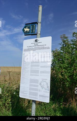 Bridleway-Schild und militärischer Bye-Law-Hinweis auf dem Salisbury Plain Training Area, Wiltshire. Stockfoto