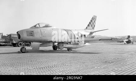 United States Air Force - Nordamerika F-86F-1-NA Sabre 51-2850 (msn 172-133), in Korea. 19. März 1952: Erster Flug. 1952: Wisconsin ANG 126. FIS. 14. Oktober 1952: Abgeschrieben bei Truax Field, WI. Stockfoto