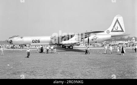 United States Air Force Convair B-36D-1-CF Peacemaker 44-92026 (msn 23), the7. Bombardment Wing, Detroit, Michigan. Gebaut als konsolidierter B-36B-1-CF Peacemaker, erster Flug am 8. Juli 1948. Angenommen von USAF am 25. November 1948. Durchführung von Flugtests von RB-36D-Radomen und Propellervibrationen. Zugeteilt für den 7. Bombardement-Flügel am Carswell Air Force Base, Fort Worth, TX. Von Convair in Fort Worth, TX, in B-36D-10-CF umgewandelt. Beschädigt durch einen Tornado bei der Luftwaffenstützpunkt Carswell am 1. September 52, als das Flugzeug in die Luft geflogen wurde, um B-36F 49-2675 des 95. Bombardements zu besuchen, Biggs AFB, El Paso, TX. M Stockfoto