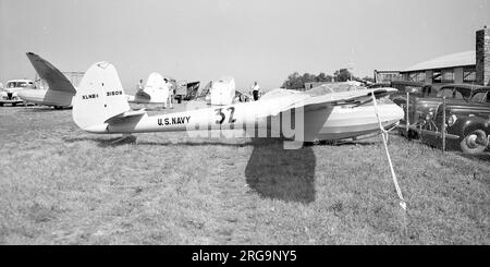 United States Navy - Pratt-Read XLNE-1 31506, Wettbewerb Nr. 32, in Harris Hill, Elmira, NY, 1946 für den ersten US-Wettkampf nach dem Zweiten Weltkrieg. Im Hintergrund befindet sich Pratt-Read LNE-1 31507, der einzige andere LNE-Gleiter, der von dem bestellten 79 montiert werden soll. Dieses Flugzeug flog ebenfalls am Wettbewerb an und erlitt am 17. August 1946 einen tödlichen Unfall. Der LNE-1s und der XLNE-1 wurden von der Gould Aeronautical Division der Pratt-Read Piano Company of Deep River, Connecticut, als militärische Versionen des PR-G1 Side-by-Side-Segeltrainers gebaut. Die übrigen Flugzeuge wurden auf die US-Mari verlegt Stockfoto