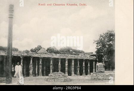 Die faszinierende antike Eisensäule von Delhi, erbaut von einem „König Chandra“, wahrscheinlich Chandragupta II (unter der Herrschaft von c. 375-415 CE), steht jetzt im Qutb-Komplex in Mehrauli in Delhi, Indien. Die Säule ist bemerkenswert nicht korrodiert, ein Beweis für das Können des Handwerkers, der sie vor über 1500 Jahren gegossen hat. Stockfoto