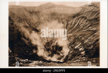 Blick auf das Innere des Kraters des Mount Bromo (Gunung Bromo) - ein aktiver Vulkan und Teil des Tengger-Massivs, in Ost-Java, Indonesien. Der Vulkan gehört zum Bromo Tengger Semeru Nationalpark und ist nach der javanischen Aussprache von Brahma, dem hinduistischen schöpfergott, benannt. Stockfoto