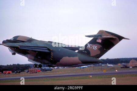 McDonnell Douglas YC-15A 72-1876 (msn CX002), der zweite Prototyp, auf der SBAC Farnborough Air Show 1976. Der erste Flug erfolgte im Dezember 1975. Ende 1976 wurde 1876 nach McDonnell Douglas zurückgebracht, um Änderungen vorzunehmen, einschließlich des Einbaus eines Pratt & Whitney JT8D-209-Triebwerks in den linken äußeren Gondeln. Am 4. März 1977 flog das Flugzeug nach den Änderungen erneut, wurde aber am 30. August 1979 als CX002 in AMARC eingestellt. 1876 war am 15. Januar 2008 noch im AMARC-Inventar enthalten, war aber bis März 2012 aufgelöst und verschrottet worden. Stockfoto