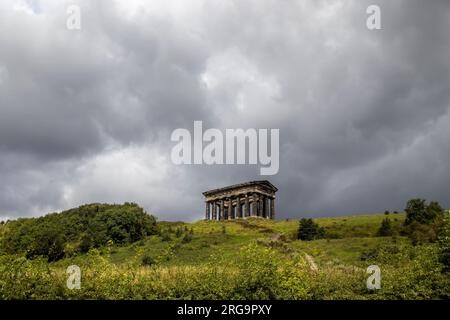 Dunkle Wolken über dem Penshaw Monument in der Nähe von Sunderland, Tyne and Wear, Großbritannien Stockfoto