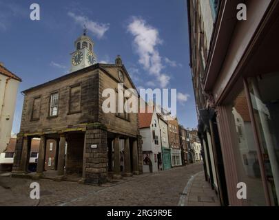 Old Town Hall und Market Place in Whitby, North Yorkshire, Großbritannien Stockfoto