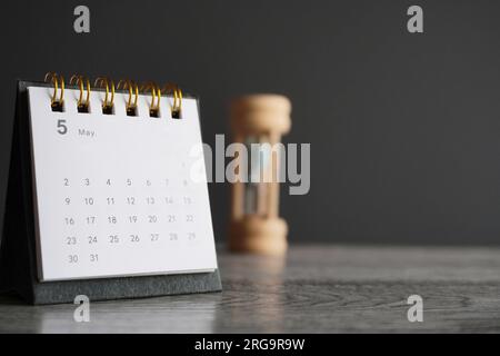 Nahaufnahme des Kalenders und der Sanduhr mit Kopierbereich. Konzept für Frist, Frist und Zeitraum. Stockfoto