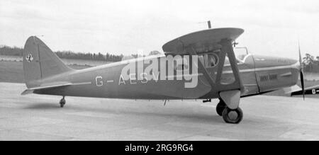 Heston Typ 1 Phoenix G-AESV, Eigentum von Standard Telephonics in Brooklands. Die G-AESV war von der Royal Air Force als X2891for. Staffel Nr. 24 beeindruckt; Aeroplane & Armament Experimental Establishment in Boscombe Down für Blindflugversuche im Dezember 1941; Scottish Aviation Ltd In Prestwick 1942; Air Fighting Development Unit bei RAF Wittering 1943. Nach dem Krieg wurde AESV wieder als G-AESV registriert und flog regelmäßig bis April 1952, als es in den französischen Alpen abstürzte. Stockfoto