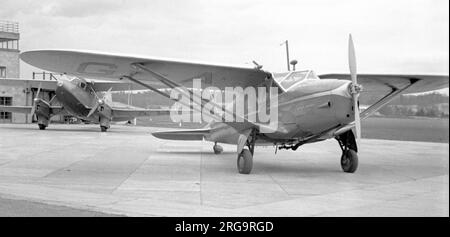 Heston Typ 1 Phoenix G-AESV, Eigentum von Standard Telephonics in Brooklands. Die G-AESV war von der Royal Air Force als X2891for. Staffel Nr. 24 beeindruckt; Aeroplane & Armament Experimental Establishment in Boscombe Down für Blindflugversuche im Dezember 1941; Scottish Aviation Ltd In Prestwick 1942; Air Fighting Development Unit bei RAF Wittering 1943. Nach dem Krieg wurde AESV wieder als G-AESV registriert und flog regelmäßig bis April 1952, als es in den französischen Alpen abstürzte. Stockfoto