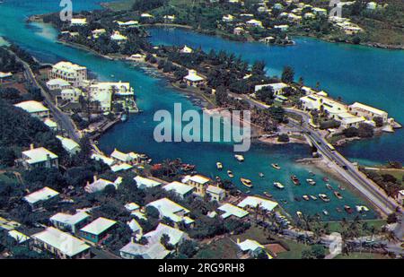 Flatts Inlet, Bermuda, wo Sie den Coral Island Club, das Aquarium und den Teddy Tucker Treasure (gerettet von versunkenen Schiffen vor der Küste) finden. Stockfoto