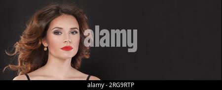 Hübsches weibliches Gesicht, Nahaufnahme. Perfekte braune Modelfrau mit Make-up auf schwarzem Bannerhintergrund Stockfoto