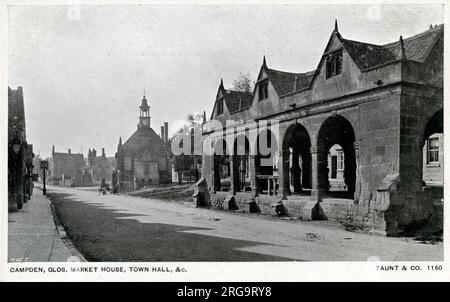 Die Markthalle (1627 erbaut) und das Rathaus in Chipping Campden, Gloucestershire, England. Stockfoto