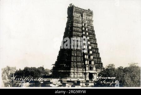 Gopuram des Sri Ranganathaswamy Tempels (Thiruvarangam) - ein hinduistischer Tempel, der Ranganatha gewidmet ist, eine Form des obersten Gottes Maha Vishnu, in Srirangam, Tiruchirapalli, Tamil Nadu, Indien. Es gibt 21 Gopuram (Turmtore), unter denen der majestätische Rajagopuram (Schrein des Haupteingangs) der höchste Tempelturm in Asien ist. Stockfoto