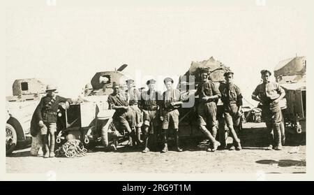 Rolls-Royce Panzerwagen des Royal Naval Air Service (RNAS), 1914 entwickelt und während des Ersten Weltkriegs, wie hier abgebildet (möglicherweise in Ägypten), eingesetzt. Im September 1914 wurden alle verfügbaren Rolls Royce Silver Ghost-Chassis als Basis für den neuen Panzerwagen angefordert. Im folgenden Monat ein Sonderausschuss des Luftverkehrsministeriums der Admiralität, unter denen Flight Commander T.G. war Hetherington, entwarf den Überbau, der aus gepanzerten Karosserie und einem einzigen vollständig rotierenden Revolver bestand, der eine regelmäßige wassergekühlte .303-in Mk i Vickers Maschinengewehr montiert. Die gepanzerten Autos dienten Stockfoto