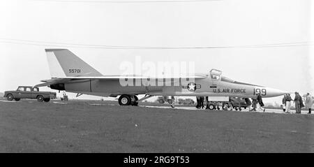 United States Air Force - General Dynamics F-111A-CF 65-5701 (msn A1-19-28, das Produktionsflugzeug 1.), auf der RAF Wethersfield in Suffolk auf dem Weg von der Paris Air Show 1967, mit der Flugschau Nummer 199. 65-5701 stürzte am 2. Januar 1968 bei Edwards AFB ab, aufgrund eines Feuers in der Waffenbucht. Die Mannschaft ist mit dem Auswurfmodul sicher rausgeworfen worden. Stockfoto