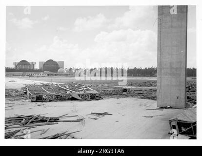 United States Navy - Richmond Naval Air Station (Richmond NAS), westlich von Miami, zeigt die zerstörten, riesigen Luftschiff-Hangars, die während des Hurricane Nine am 15. September 1945 (auf den Tag genau drei Jahre nach Inbetriebnahme der Flugstation) niedergebrannt sind. Der Hurrikan entfachte ein Feuer in einem angrenzenden Gebäude, das sich auf drei Airship-Hangars ausbreitete und 25 Luftschiff, 366 Flugzeuge und 150 Autos zerstörte, die zum Schutz vor dem Sturm, auch bekannt als der Orkan Homestead von 1945, darin gelagert wurden. Stockfoto