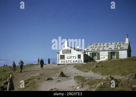 1954, historisch, Außenansicht des berühmten „First & Last House“ in England an der Küste von Lands End, Cornwall. Das alte einstöckige Cottage verkaufte Erfrischungen, Postkarten und Souvenirs an die Touristen, die diese zerklüftete Küste an der Ecke von Großbritannien besuchten. Stockfoto