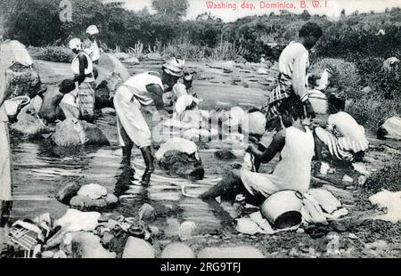 Dominica, Karibik - Frauen, die ihre Wäsche am Flussufer waschen. Stockfoto