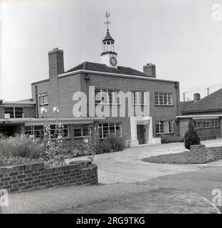 1950er, historisch, London Brick Company, Außenansicht des Sport- und Freizeitzentrums in Stewartby, Bedford, England, Großbritannien. Stewartby war ein Musterdorf, das für die Arbeiter an den Ziegelwerken gebaut wurde, damals das größte der Welt. Stockfoto