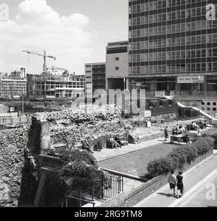 Ende 1950er, historisch, Blick auf die Überreste der antiken Mauer, erbaut von den Römern um ihre Stadt Londinium, um sie vor angelsächsischen Angreifern, London, England, Großbritannien, zu schützen. Im Hintergrund werden Bauarbeiten an neuen Turmblöcken und auf der rechten Seite ein modernes Bürogebäude bereits gebaut. Die Erweiterung der Londoner Stadt ab dem 18. Jahrhundert führte zum Abriss des größten Teils der Stadtmauer und nur kleine Teile überlebten. Stockfoto