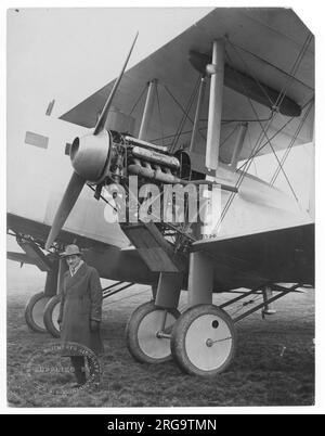 Armstrong Whitworth Awana J6860, Detail zeigt den Port Napier Lion Motor unverkleidet. Die Awana wurde als Reaktion auf die Spezifikation des Luftfahrtministeriums 5/20 für eine zweimotorige Truppe mit einem Flugzeug entworfen, die 25 voll ausgestattete Truppen über eine Entfernung von 400 Meilen transportieren kann und in der Lage ist, auf unebenem Gelände zu landen. Weitere Anforderungen sind klappbare Flügel und die Fähigkeit, mit einem Triebwerk zu fliegen. Stockfoto