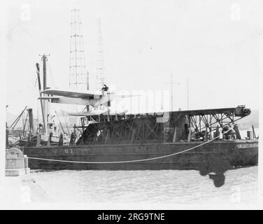 Martin MO Schwimmflugzeug-Beobachtungsflugzeug, zum Katapult-Versuch im Hafen. Stockfoto