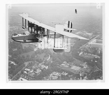 United States Navy - Curtiss/Naval Aircraft Factory F-5L A-3800, über dem Lincoln Memorial in Washington D.C. Stockfoto