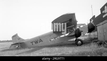 Ford 5-AT-74 Tri-Motor N414H in TWA-Farben. Im Jahr 1963 wurde es an TWA für eine Reihe von Cross-Country-Flügen von Los Angeles, Kalifornien, nach Newark, New Jersey, vermietet. Die Gesamtzeit in der Luft betrug 27 Stunden, 48 Minuten und die Gesamtdauer auf dem Weg betrug 54 Stunden, 7 Minuten. Im Februar 1965 verkaufte Louck das Flugzeug an American Airlines in New York City und war 1965 auf der New York City Worlds Fair vertreten. Stockfoto