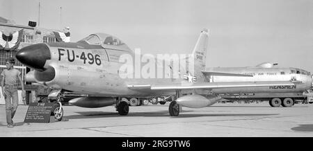 United States Air Force - Nordamerika F-86D-5-NA Sabre (Hund) 50-0496 (Buzz Nummer FU-496) *1952-53: USAF 3200. PTG.*1956: Umgewandelt in TF-86D.*USAF 4750. ADW. (Im Hintergrund befindet sich der Rumpf der Boeing B-50A Superfortress 46-0010 KENSMAN, früher Lucky Lady II, die den ersten Non-Stop-Flug um die Welt Anfang 1949 flog. Bei einem Unfall am 13. August 1950 verlor das Flugzeug (jetzt Kensmen) in allen vier Triebwerken Energie und stürzte südöstlich der Davis-Monthan AFB in Tucson ab. Das Flugzeug konnte nicht repariert werden, aber der Rumpf wurde geborgen und als Rekrutierungsausstellung besichtigt.) Stockfoto