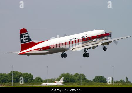 British Eagle Scheme Douglas DC-6 Oldtimer-Flugzeug G-APSA fliegt auf der Biggin Hill Airshow. British Eagle International Airlines lackiertes Flugzeug Stockfoto