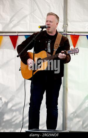 Sänger/Gitarrist bei Art in the Park, Leamington Spa, Warwickshire, Großbritannien Stockfoto