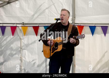 Sänger/Gitarrist bei Art in the Park, Leamington Spa, Warwickshire, Großbritannien Stockfoto