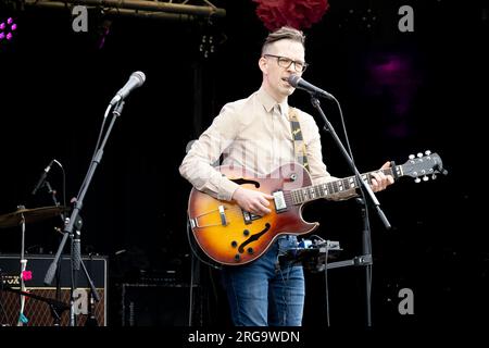 Sänger/Gitarrist bei Art in the Park, Leamington Spa, Warwickshire, Großbritannien Stockfoto