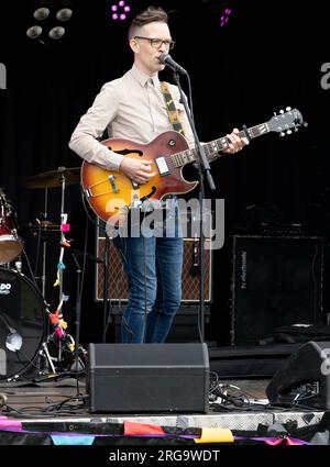 Sänger/Gitarrist bei Art in the Park, Leamington Spa, Warwickshire, Großbritannien Stockfoto