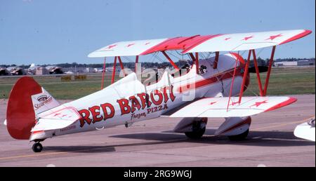 Boeing-Stearman A75N1 (PT-17) N803RB (msn 75-1668 - Militärserie 41-8109), „Red Baron“ der Stearman-Staffel, gesponsert von Red Baron Frozen Pizzas. Stockfoto