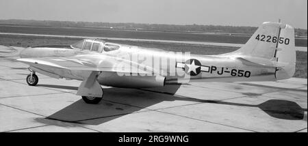 United States Air Force - Bell P-59B-1-BE Airacomet 44-22650 (msn 27-58) am Luftwaffenstützpunkt Wright-Patterson. 30. Oktober 1944: In voller Stärke von USAAF übernommen (geliefert vor Vertragsauflösung). 1947: An den Nationalen Beratenden Ausschuss für Luftfahrtlaboratorien in Cleveland, Ohio. 1947: An den Luftwaffenstützpunkt Kirtland, New Mexico, für Tests in18. September 1947: Zurück an USAF. 1950: Entladener Angriff auf der Luftwaffenbasis Kirtland, NM 1951: Vor dem Hauptquartier der Luftwaffenstützpunkt Kirtland. 1955: An die New Mexico Air National Guard, Kirtland AFB als Bodenlehrflugzeug. Februar 1956: tran Stockfoto